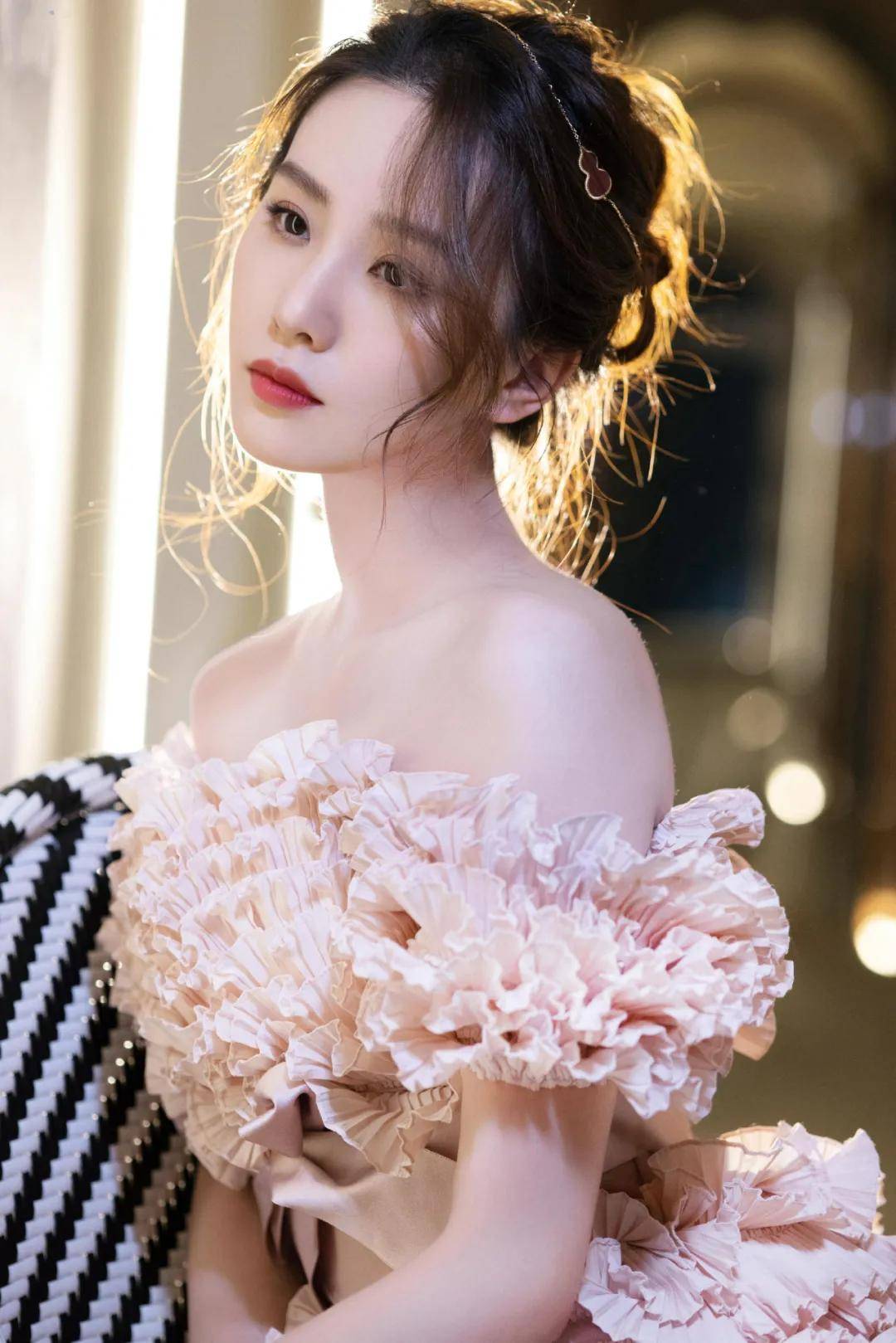 氛围营业照美到离谱，杨超越就是下一个氛围感大师啊！