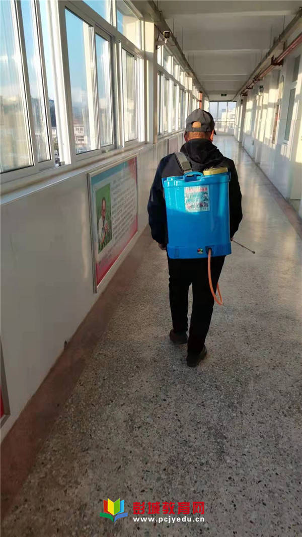 科学防控疫情 筑牢校园防线