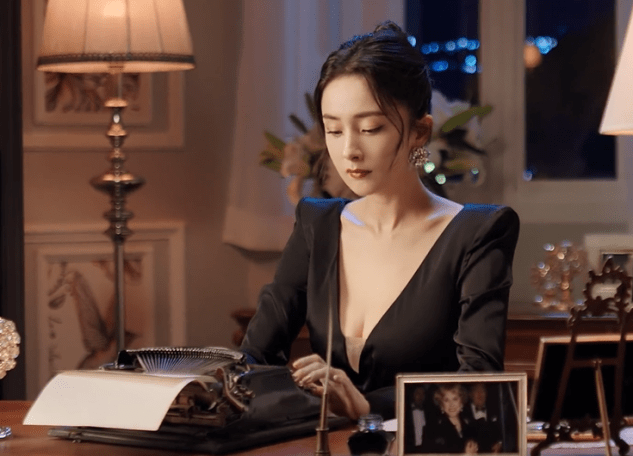 设计 杨幂最新广告造型曝光,穿黑色深V礼服配盘发,展现成熟女人魅力