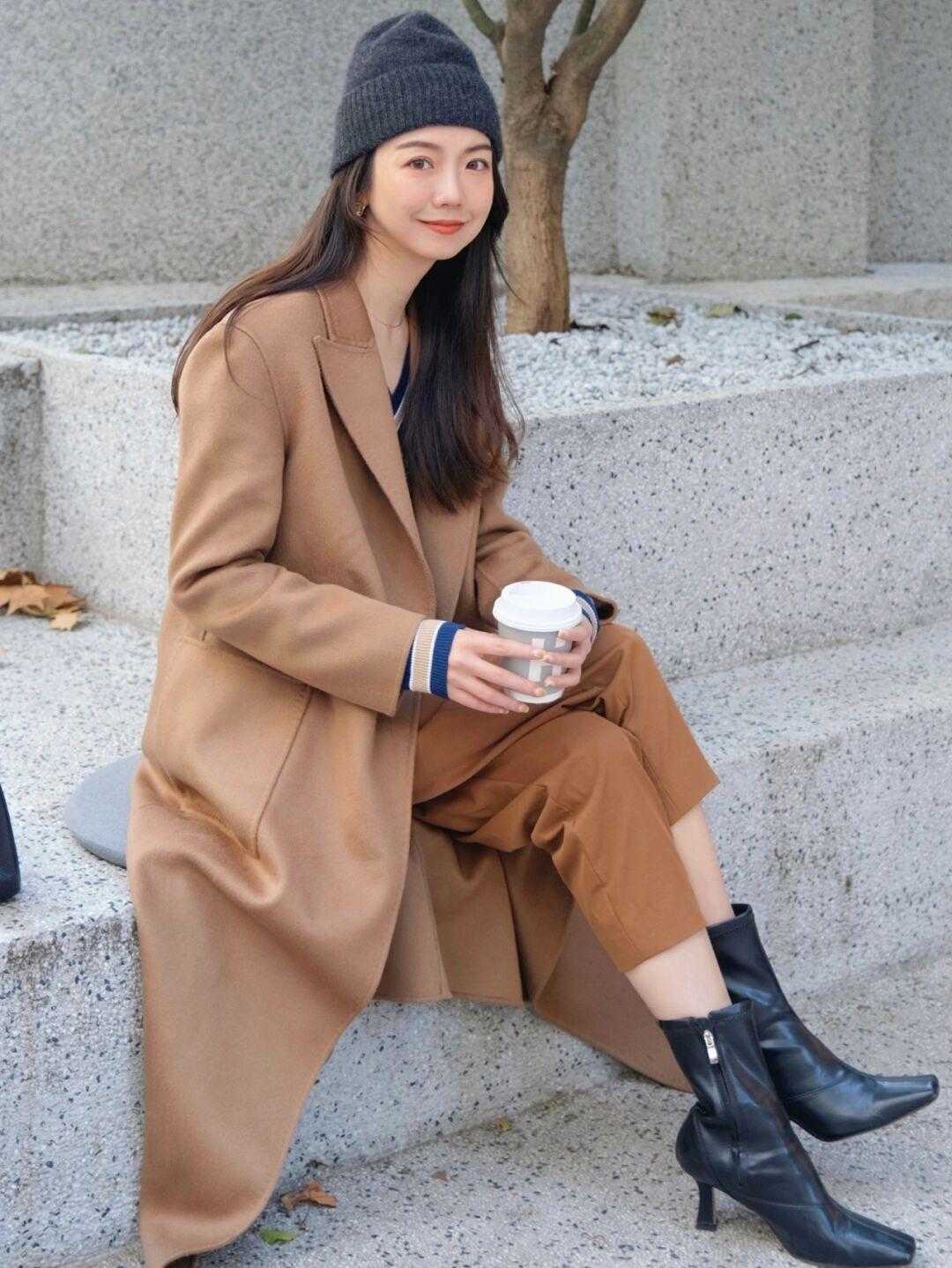 显得 冬季的轻熟风大衣穿搭示范，适合日常和通勤，保暖优雅又耐看