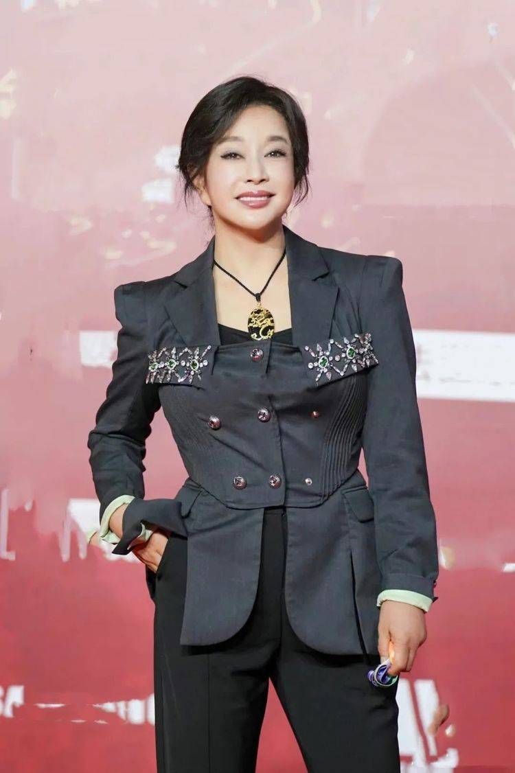 阿云嘎 北影节红毯:巩俐长裙高开叉,关晓彤秀长腿,马伊琍短发温柔