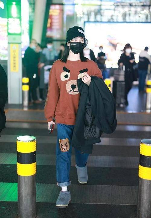 整体 陈小纭打扮得挺“显成熟”,红色裙子挺亮眼,但黑袜配凉鞋看不懂