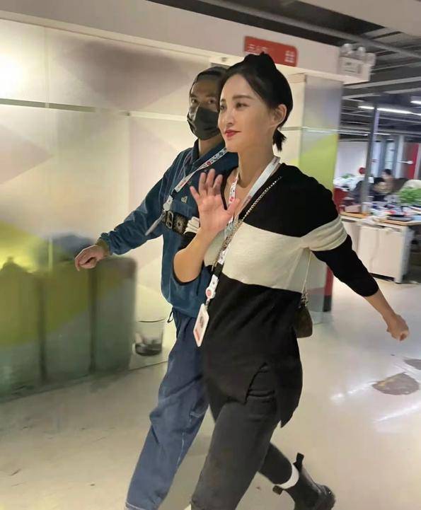 张歆艺 张歆艺暴瘦后就美得开挂！穿毛衣气质照样出众，和袁弘同框真恩爱