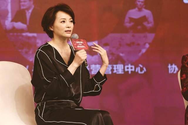 黑色 颜值高就是任性，董卿穿睡衣风衬衫配阔腿裤，更具优雅女人味