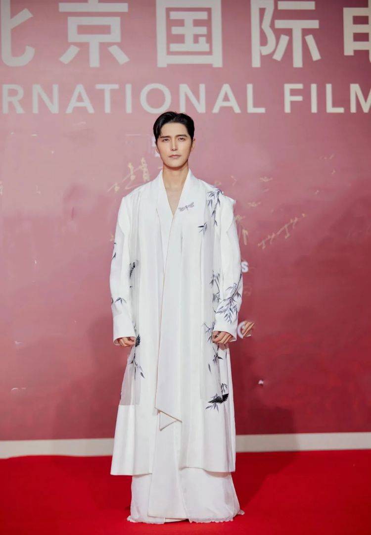 阿云嘎 北影节红毯:巩俐长裙高开叉,关晓彤秀长腿,马伊琍短发温柔