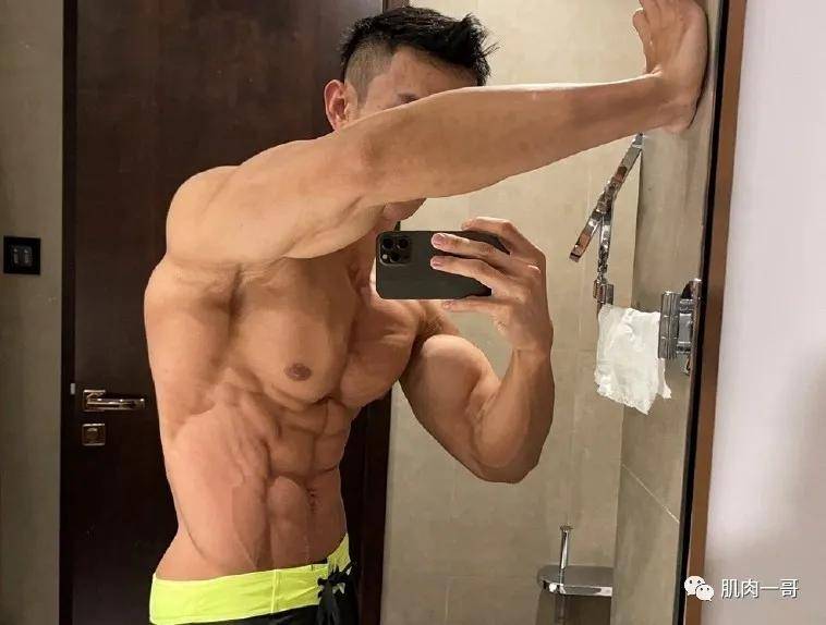 健身|180cm健体冠军拍肌肉写真走红，这肉体太撩了
