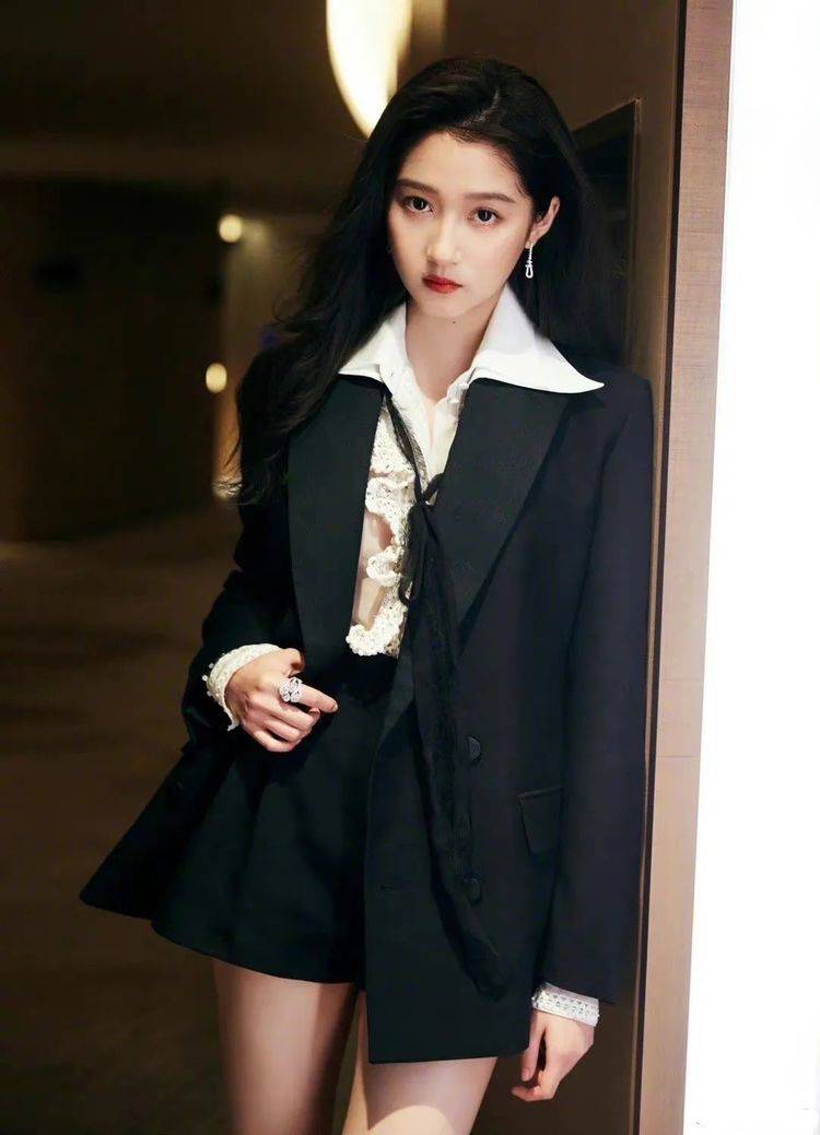 阿云嘎 北影节红毯:巩俐长裙高开叉,关晓彤秀长腿,马伊琍短发温柔