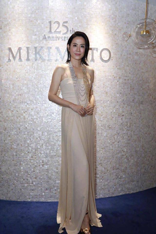 女神 宣萱49岁依旧魅力十足!黑色薄纱上衣配格子裤率性利落,稳重大气