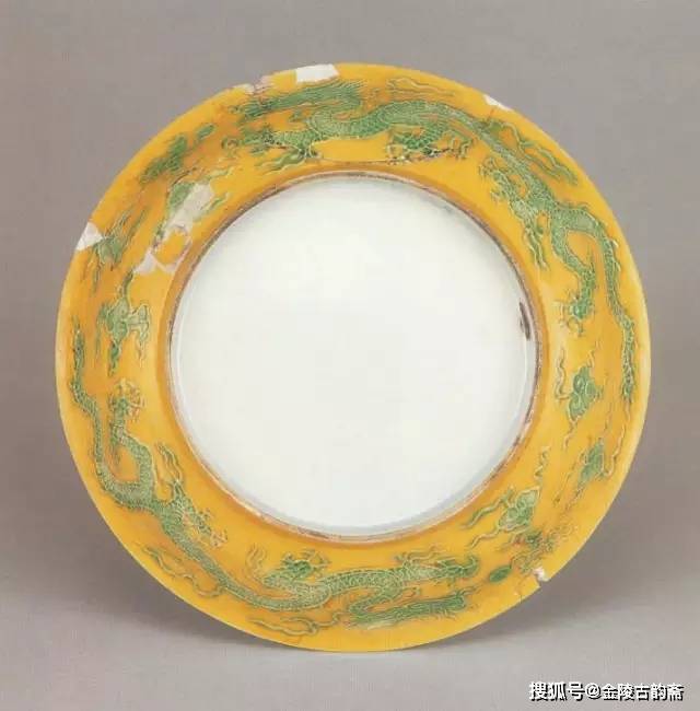 中国　大明宣徳年製　黄釉　魚藻文 盤　皿　V　2988