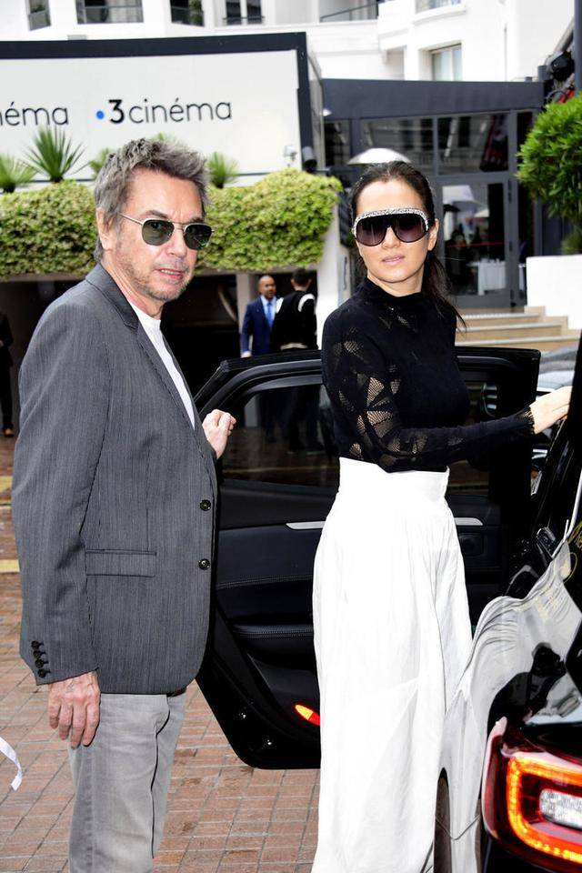 黑色 巩俐的霸气感不是吹的，随便穿个黑色上衣+长裤，难掩高贵气场