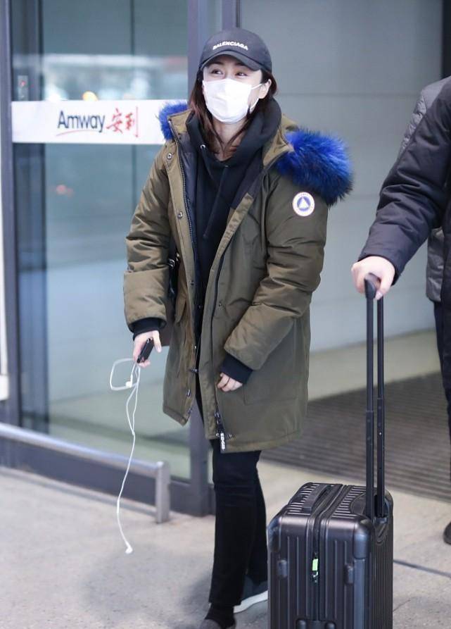 老公 刘芸在老公身边像个孩子，穿宽大棉服系错扣，意外显得挺有个性