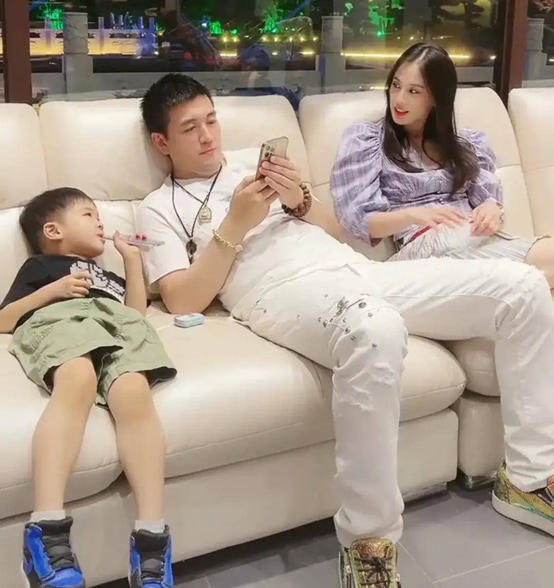 明星嫁入豪门排行榜_10位嫁入豪门的女星,各有各的结局,有的离婚有的被老公宠上天