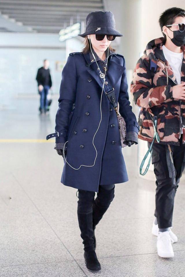 模板 王子文才是小个子穿搭模板,深蓝色风衣配修身长靴,显高又洋气