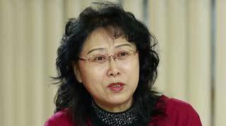 素食89岁教授研究皮肤47年，提醒女性：不想皱纹上脸，2种素食少碰