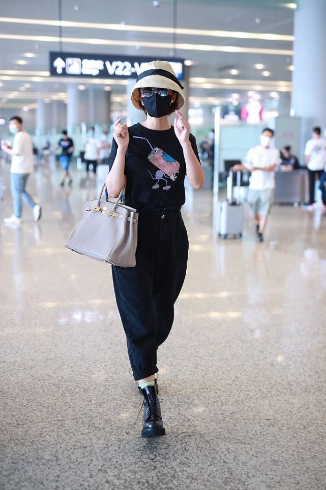 太阳帽 张歆艺还挺会赶时髦的,戴着帽子很新潮,感觉比普通人会打扮自己