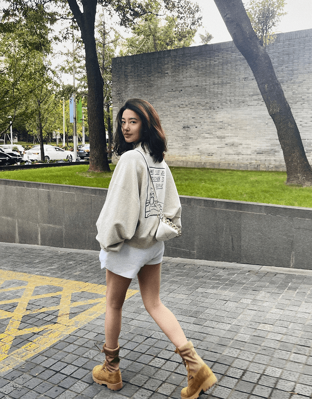 颜色 杨采钰自带贵气，穿卫衣也能拥有法式风的优雅，配鲨鱼裤挺个性的