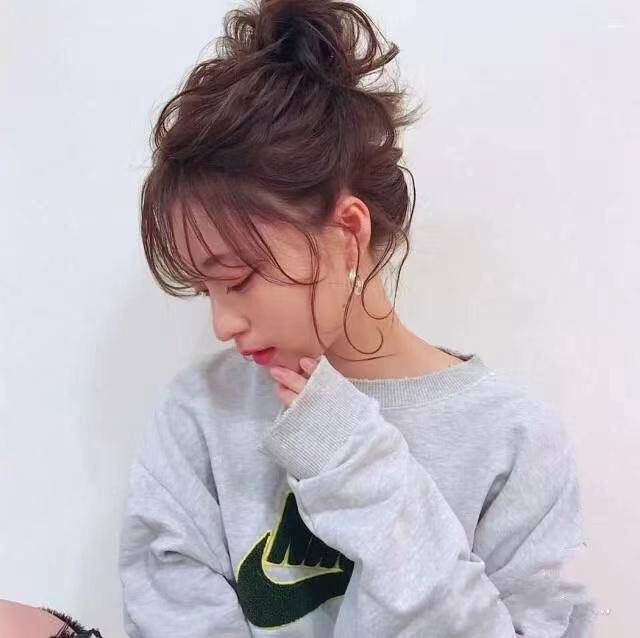 卷发新年就要美美的，卷发这样扎简单又好看，手笨的姑娘也能学会