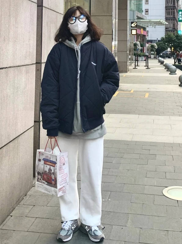 整体 冬天流行一种穿法，叫“叠穿卫衣”，看起来有风度，穿着还有温度