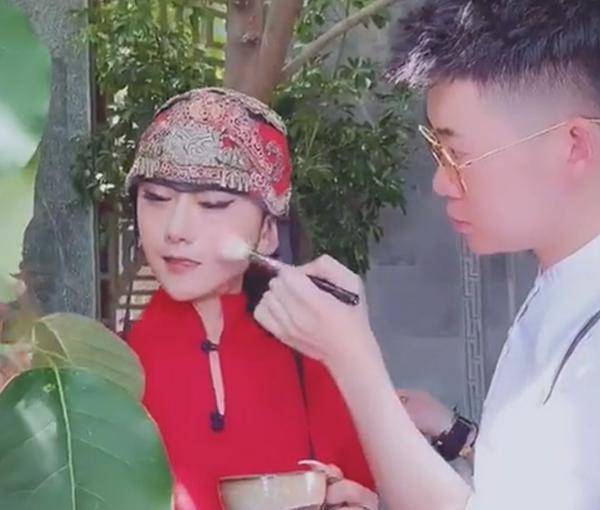 脸部61岁杨丽萍近照曝光状态，脸部暗沉无光，网友：真是雷人