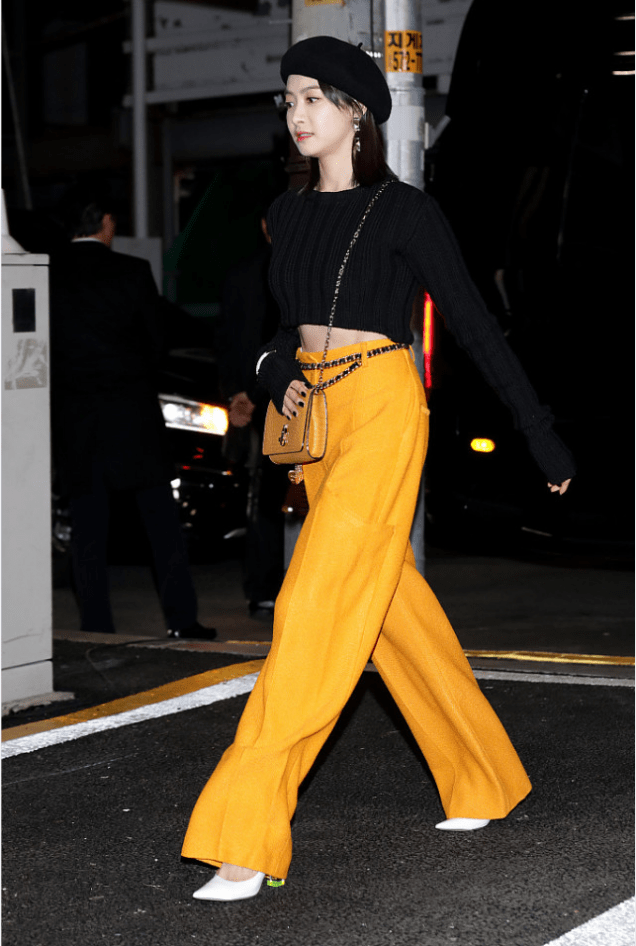 黑色 宋茜为了显高也真挺拼的,穿露胃毛衣配高腰裤,既显高还显比例