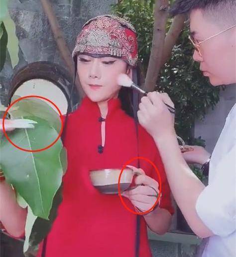 脸部61岁杨丽萍近照曝光状态，脸部暗沉无光，网友：真是雷人