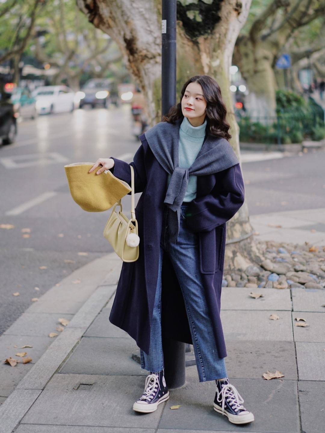 蓝色 “大衣+牛仔裤”,秋冬的精选搭配,高级又有范