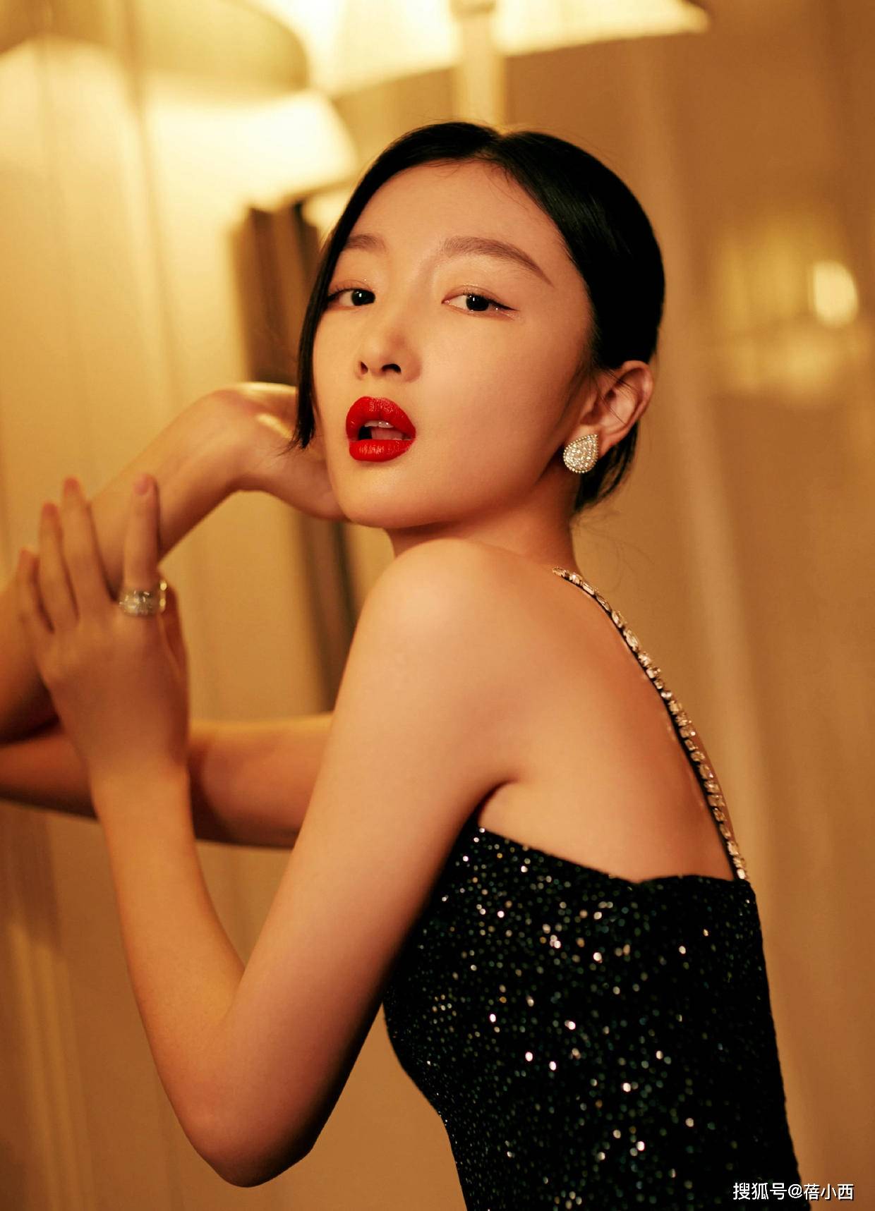 注入 周冬雨的气质藏在骨子里,穿黑色挂脖亮片裙亮相,一般人驾驭不了