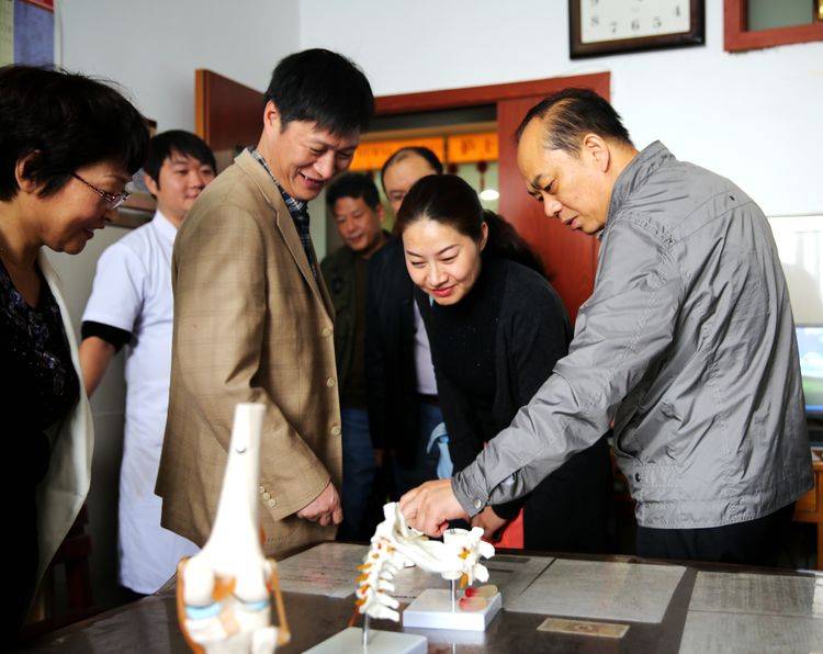 驻马店市公共关系协会第一届副会长聂勇荣获河南省中医药杰出贡献奖