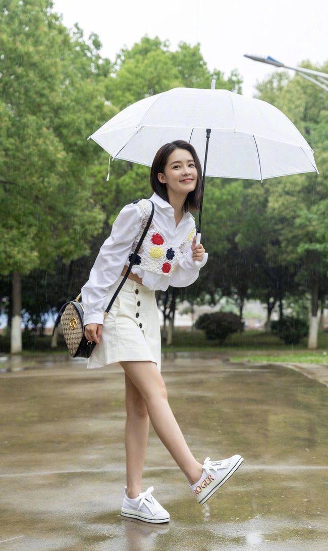 颜色 李沁示范出游拍照姿势,蓝毛衣牛仔裤融入大自然