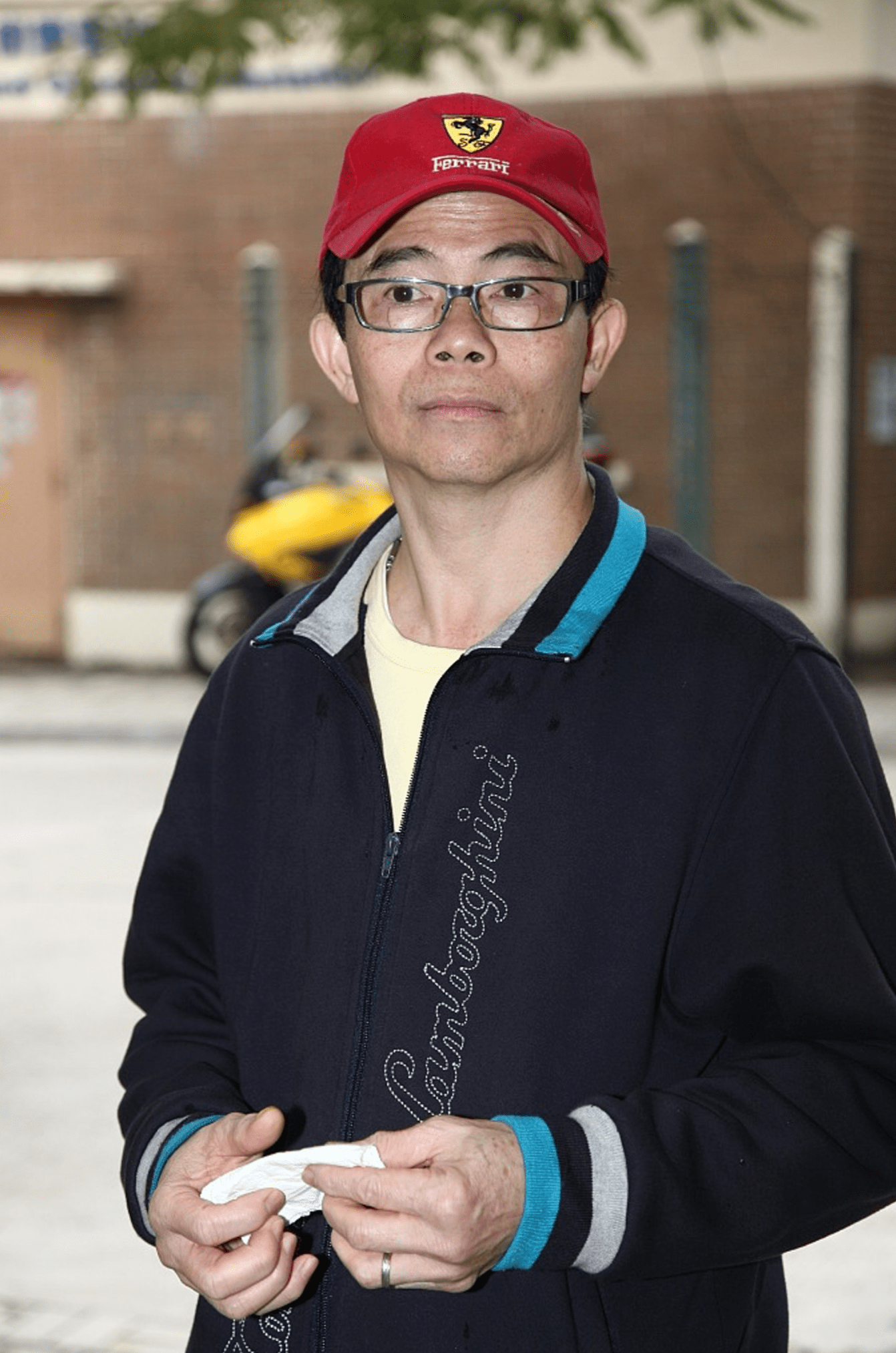 而对于被母亲痛斥财迷心窍,梅启明根本不以为然,还反问这有什么不对