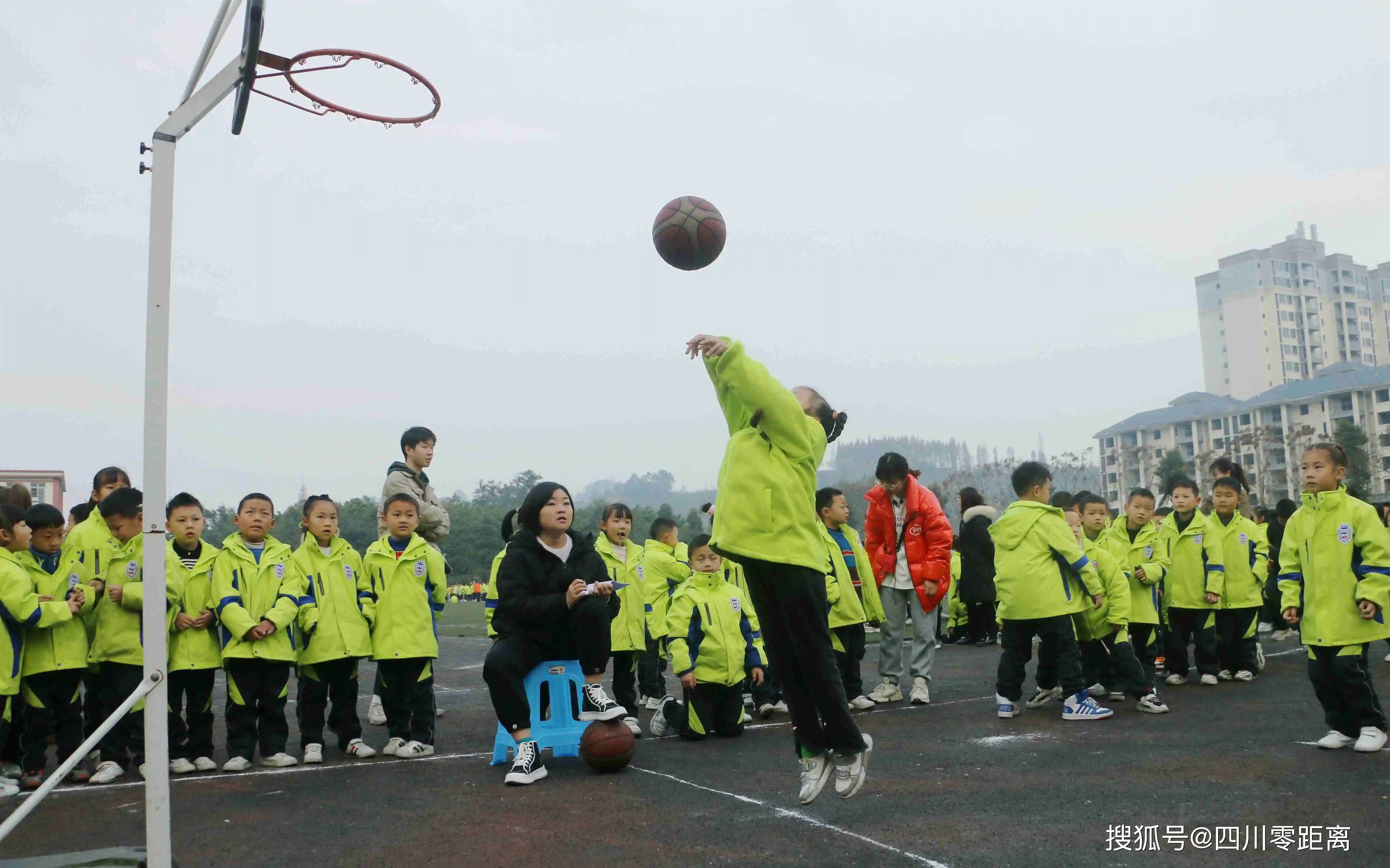 团结· 拼搏 · 共赢:洪雅县致远学校第八届冬季运动会开幕_比赛_接力