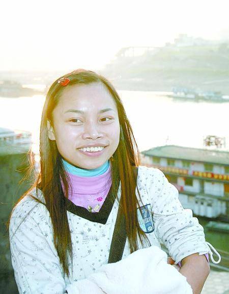 从网红顶流到修脚小妹,那个死不回国的罗玉凤,近照曝光令人心疼_生活