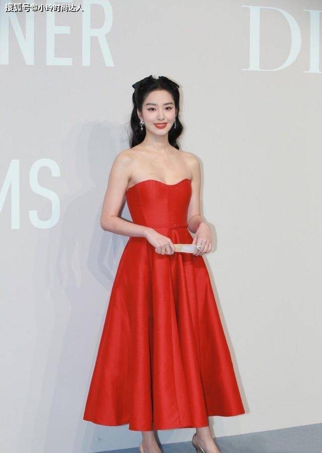 Top 精致的女人很少穿小黑裙,都爱上了这条“姨妈裙”,看倪妮就知道