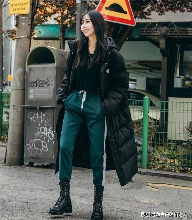 好身材 看街拍学穿衣，韩国女生的“冬季搭配”又美又飒，尤其是黑羽绒服