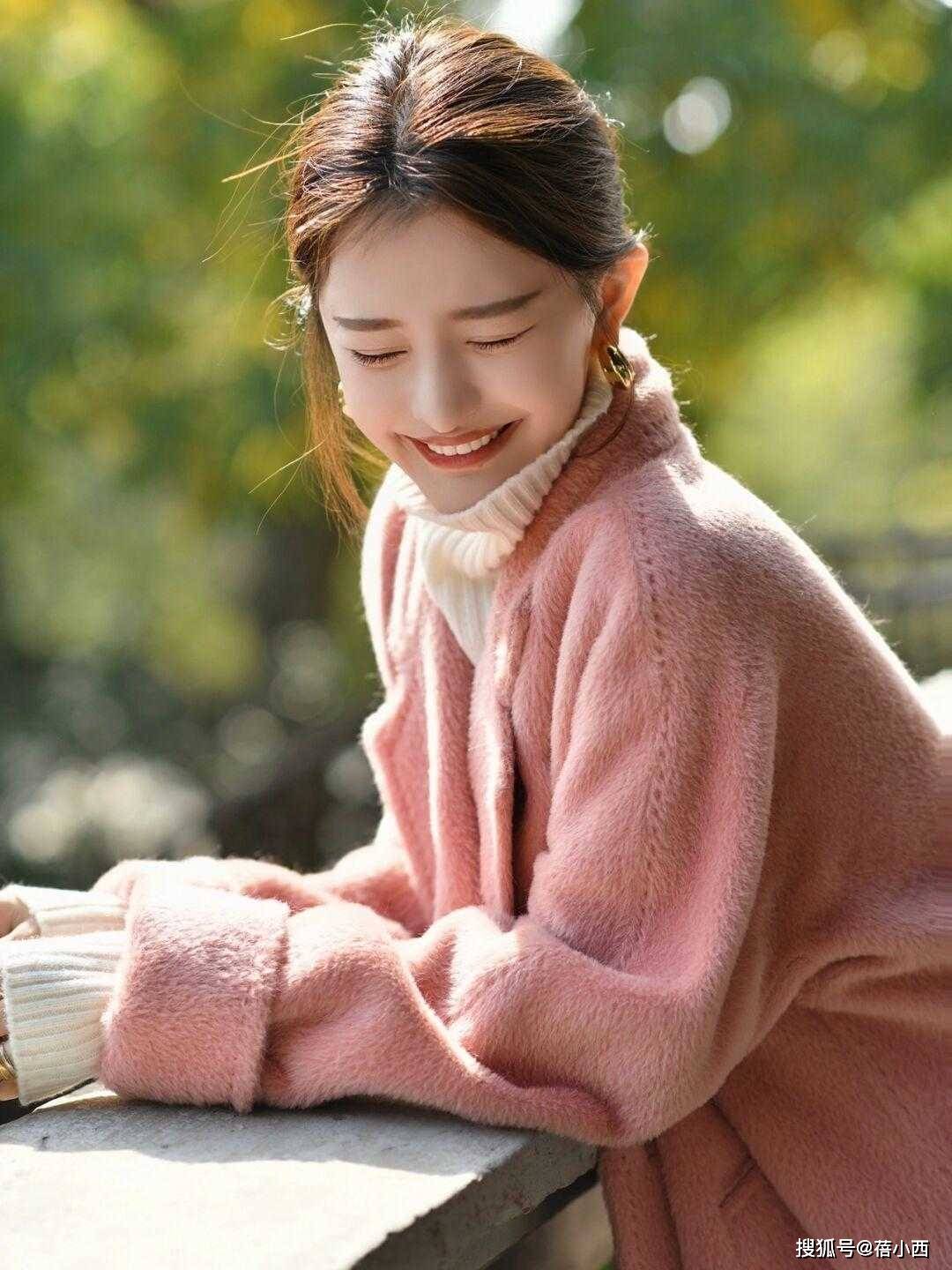 高领衫 不管奔三奔四，买大衣就选“樱花粉”减龄色，穿上不动声色就很美