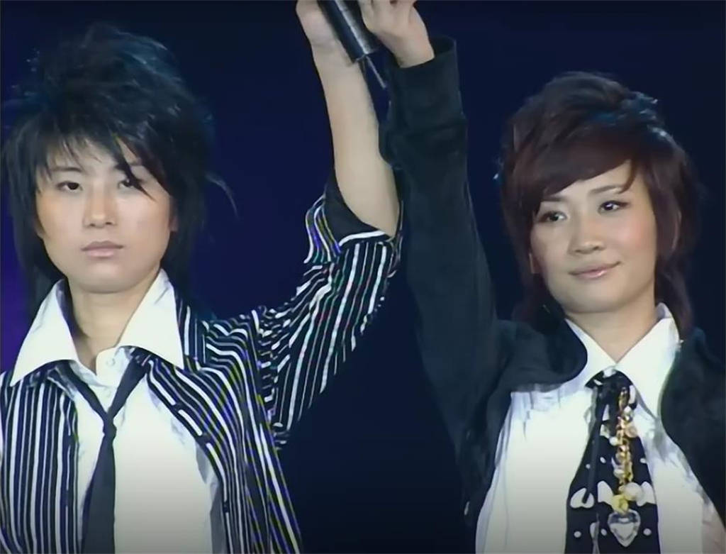 昔日超女直播唱歌外形大变难以辨认,15年前败给尚雯婕未能进十强_巩贺