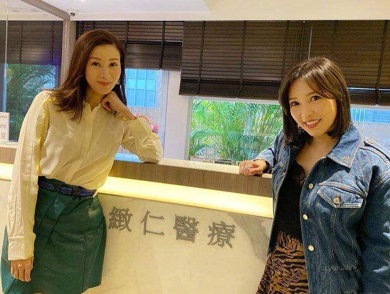 李嘉欣 李嘉欣携老公现身黎明演唱会,穿情侣装秀恩爱,男方绿腰带太扎眼