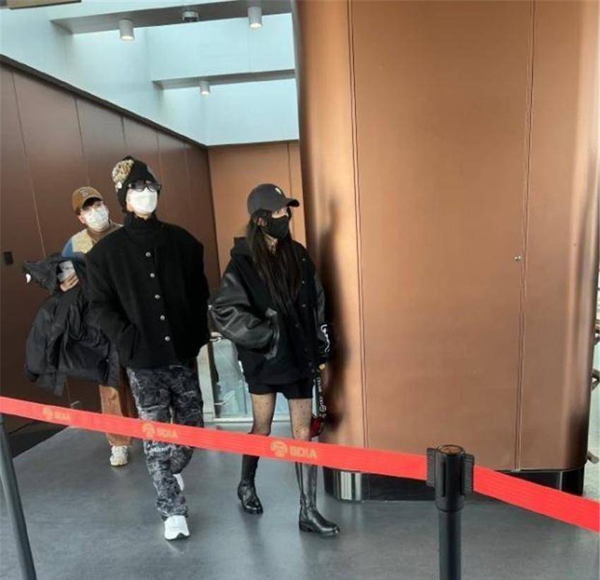 黄明昊 美出新高度!杨幂穿黑丝袜大秀长腿,低调与19岁小鲜肉同行!