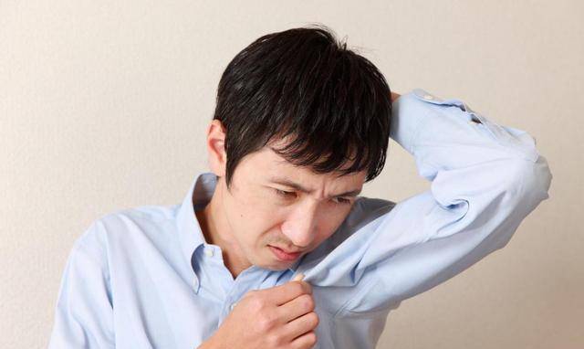 因为|爱酒者，若有“1黄、2臭”，可能是肝脏已受损，劝你早查肝CT