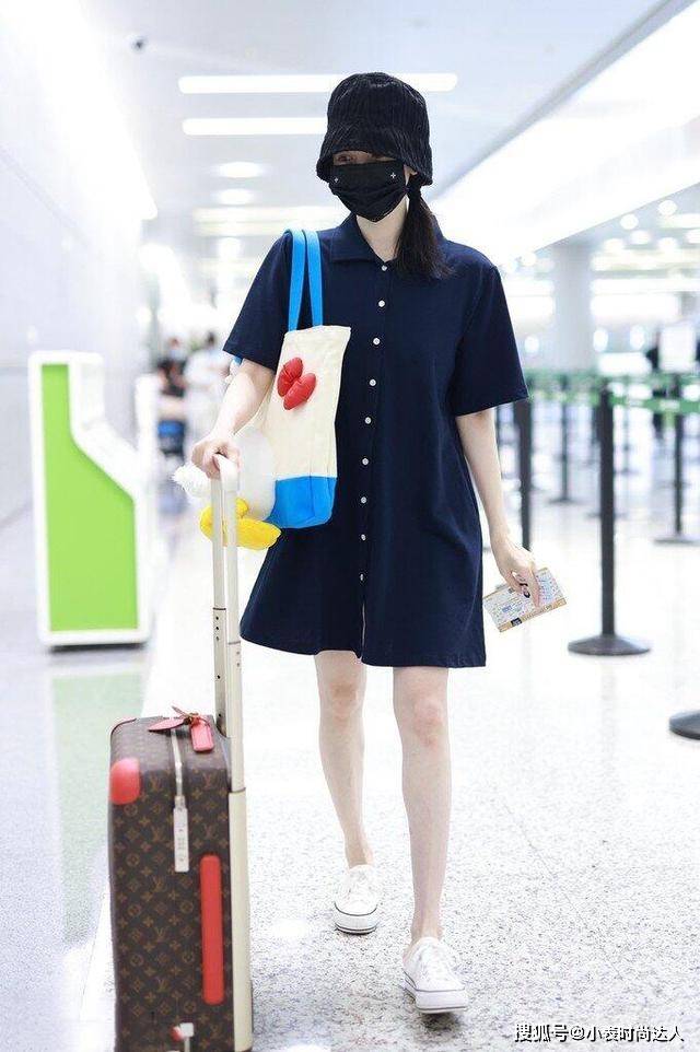 帆布鞋 谢娜玩起了“混搭风”，衬衣裙+马丁靴又美又飒，看着不像孩子妈