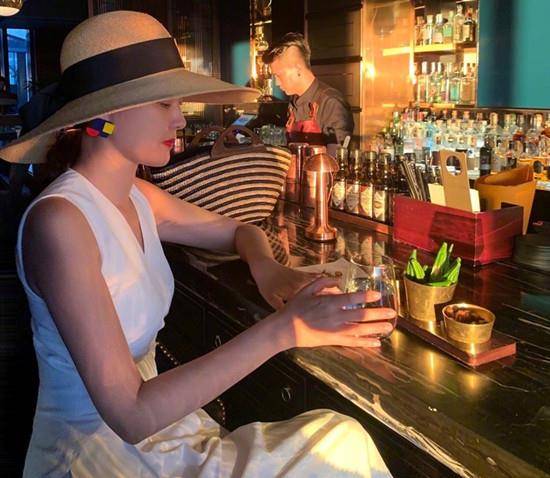 风衣 央视主持刘芳菲打卡北京城，穿黑风衣配贝雷帽，站城墙外韵味十足