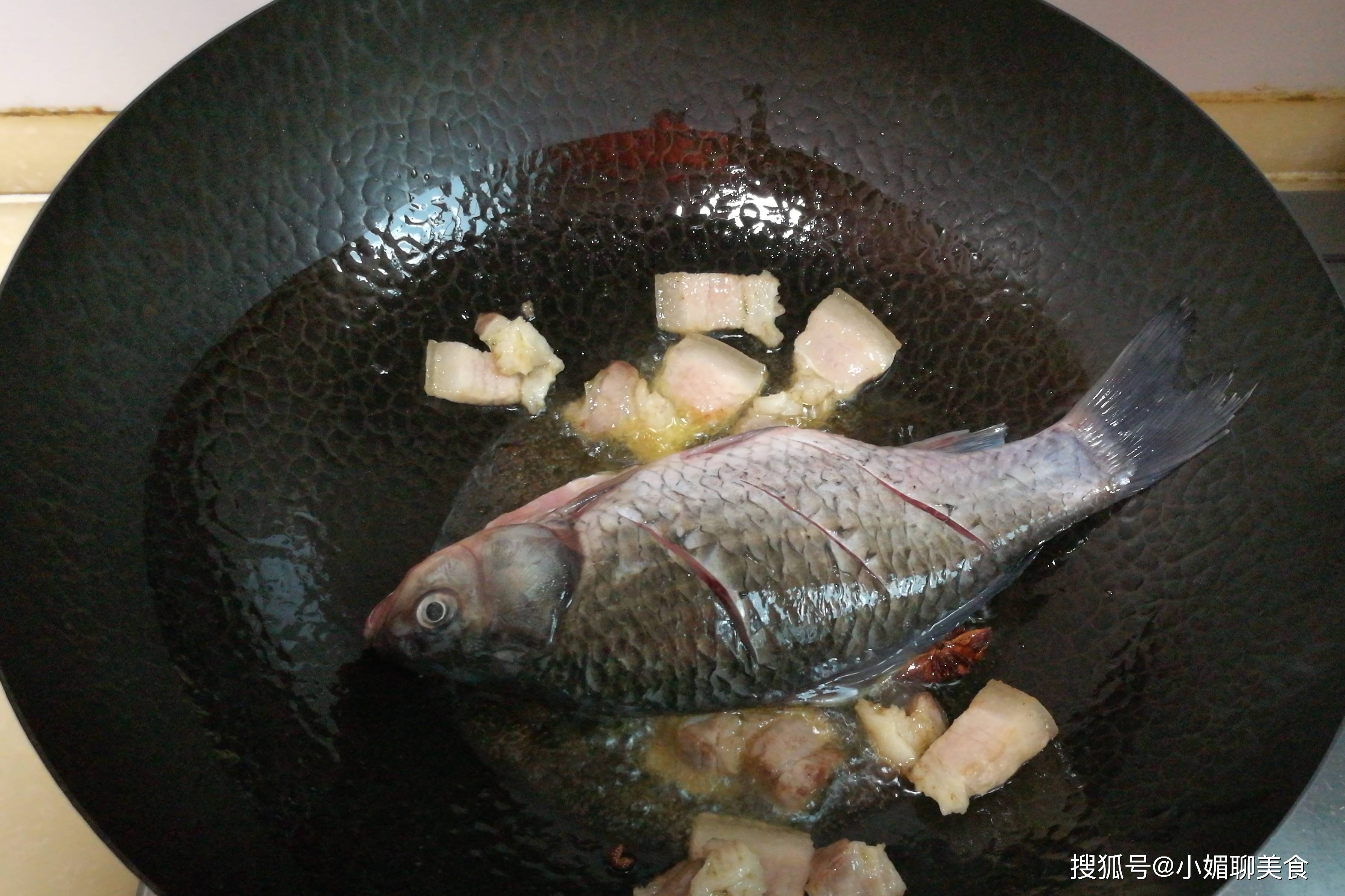 香菜|炖鱼时加入它更好吃，鲜香可口，美味有营养，每次做汤汁都剩不下