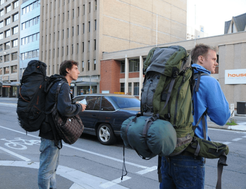 国人旅游喜欢拖着箱子到处跑,为什么欧美人却热衷于背包?