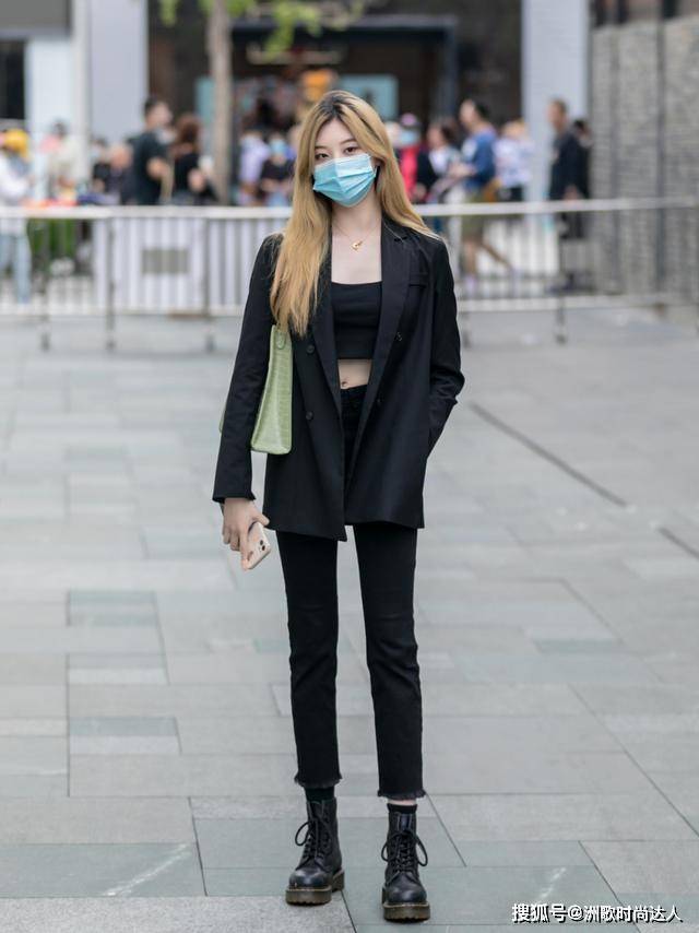 黑色 秋冬,“小黑裤”怎么穿不普通?选对款式是第一步,配色才是关键