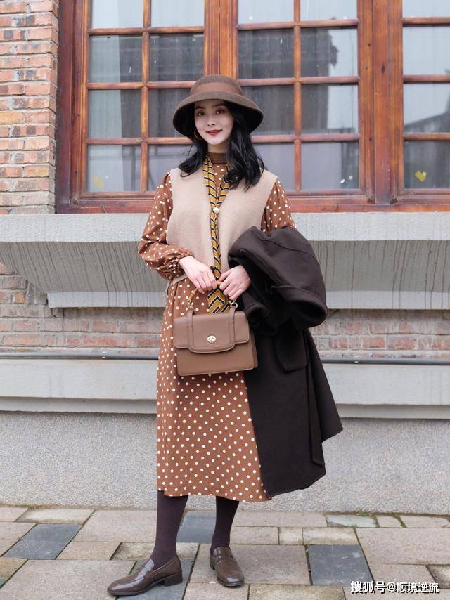 乐福 今秋流行的“连衣裙+乐福鞋”,这么穿洋气有气质,值得借鉴