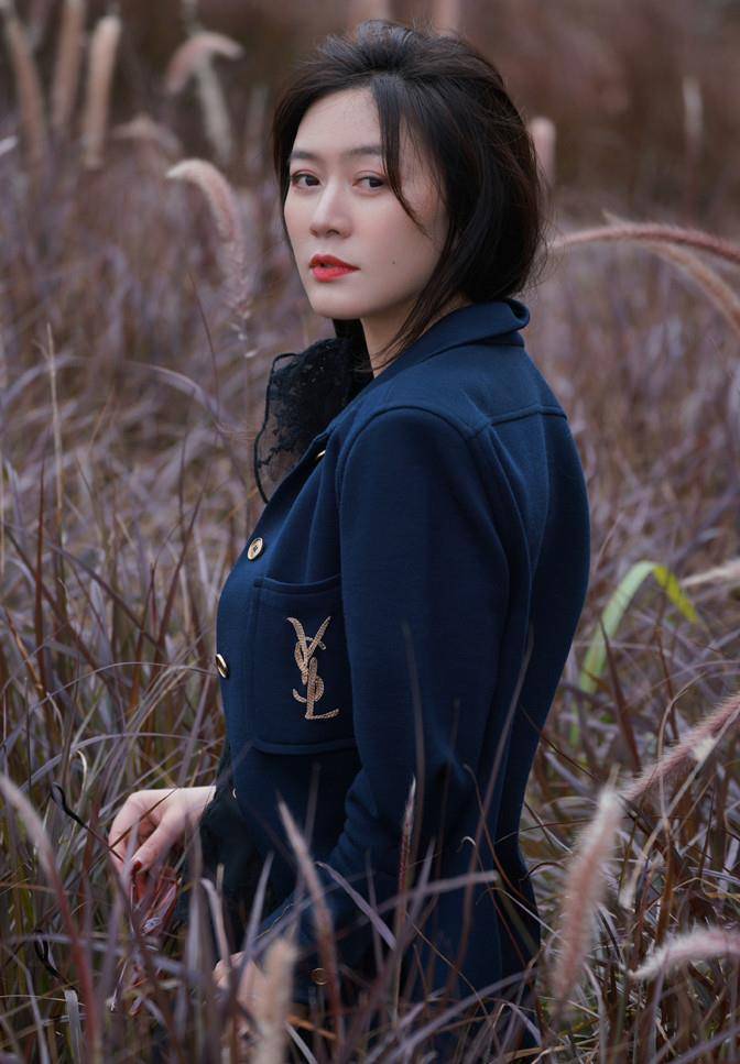 魅力 田海蓉真会选场所！穿黑西装芦苇荡拍片太明智，咬芦苇草美上三分