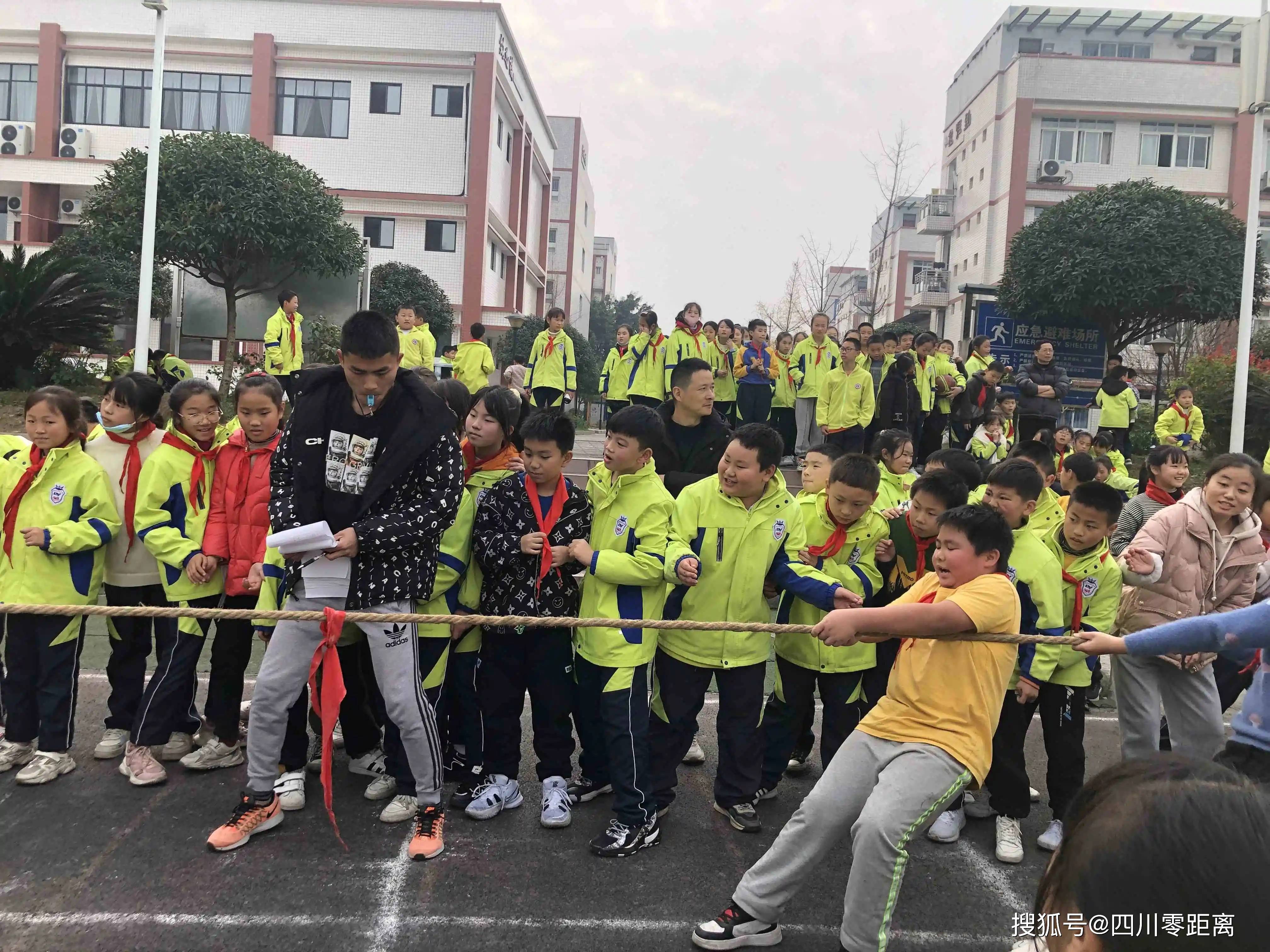 团结· 拼搏 · 共赢:洪雅县致远学校第八届冬季运动会开幕_比赛_接力