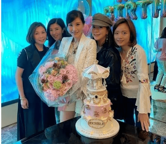 李嘉欣 李嘉欣携老公现身黎明演唱会,穿情侣装秀恩爱,男方绿腰带太扎眼