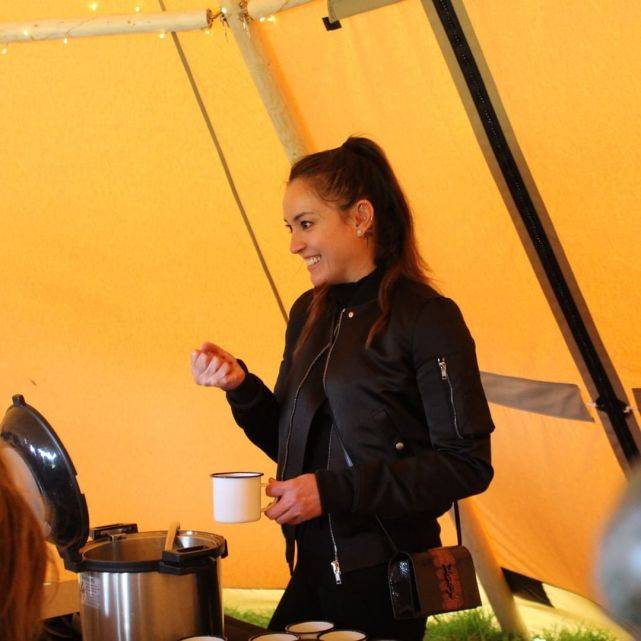 原创mandylieu近照曝光与男子亲切合照笑容灿烂状态回春