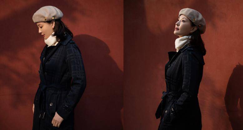 风衣 央视主持刘芳菲打卡北京城，穿黑风衣配贝雷帽，站城墙外韵味十足